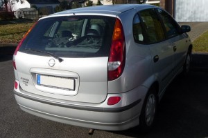 Nissan Almera Tino Heckansicht schräg