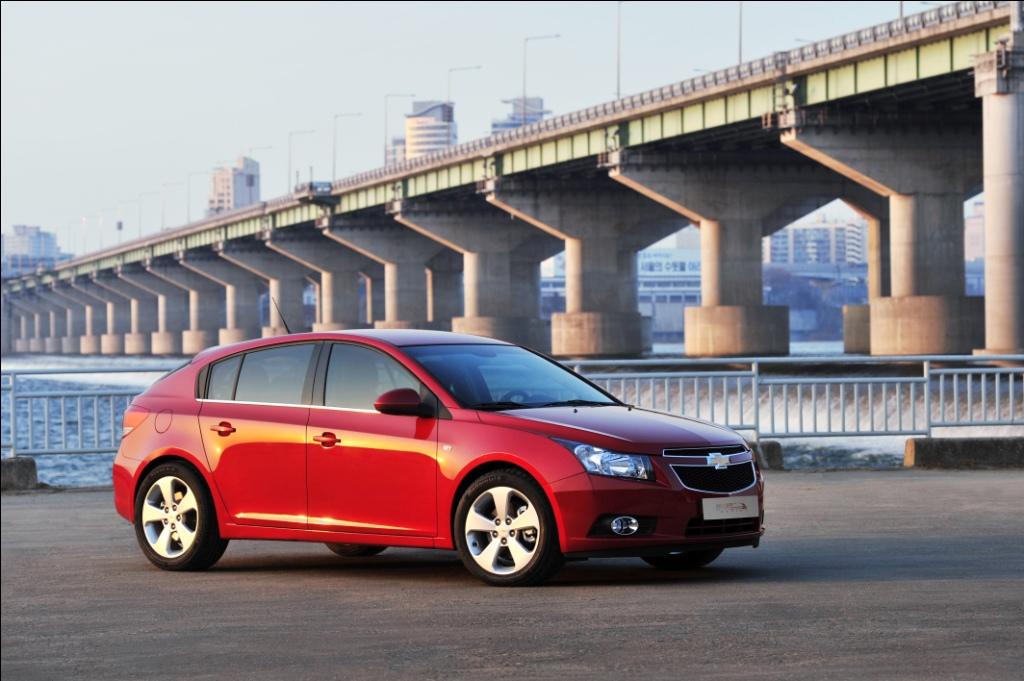 Chevrolet Cruze: Verkaufsstart für das Fließheck im Sommer 2011