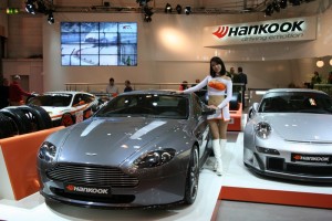 Aston Martin am Stand von Hankook