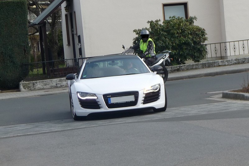 Fahrzeugscheinwerfer- von der Laterne zu den LED-Scheinwerfern